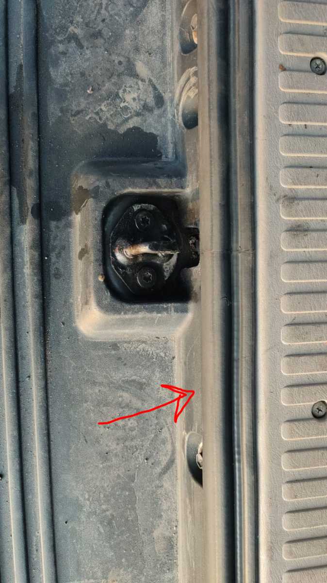 Поставил резинку от тойоты voxy 2006, немного отличается, но села как родная.jpg